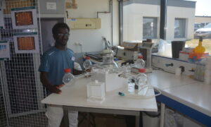 Une personne à côté d'un olfactomètre