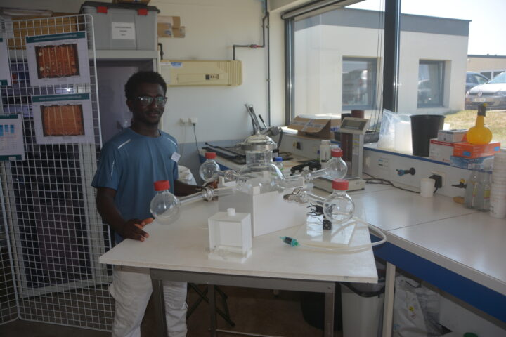 Une personne à côté d'un olfactomètre