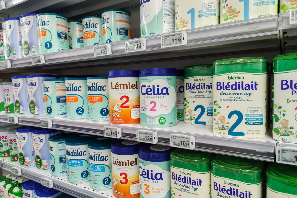 Un rayon de lait maternel dans une grande surface - Illustration Un marché en déclin, dans lequel le bio résiste