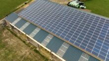 Vue aérienne d'une couverture de bâtiment agricole recouverte de panneaux photovoltaïques