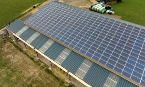 Vue aérienne d'une couverture de bâtiment agricole recouverte de panneaux photovoltaïques