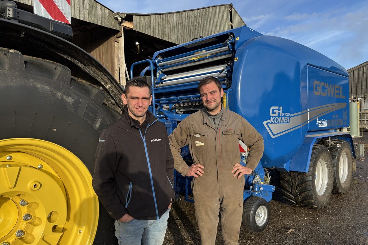 Deux personnes devant un tracteur et une presse pour round baler - Illustration Création d’une ETA : Leur rêve  devient réalité