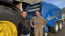 Deux personnes devant un tracteur et une presse pour round baler