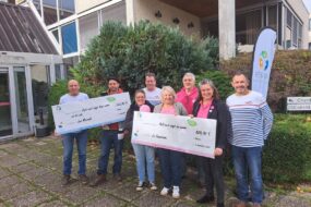 Une remise de chèque à une association avec 2 chèques de grande taille