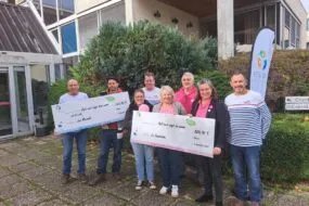 Une remise de chèque à une association avec 2 chèques de grande taille