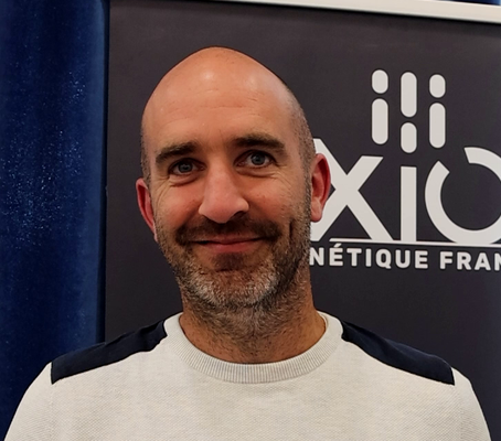 Portrait de Mathieu Couillard devant une affiche Axiom