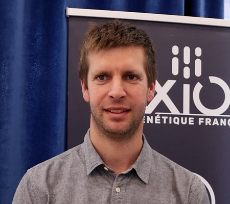 Portrait de Benoit Dutertre devant une affiche Axiom