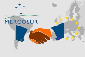 Infographie du mercosur avec le monde et une pognée de main entre les Etats Unis et l'Europe