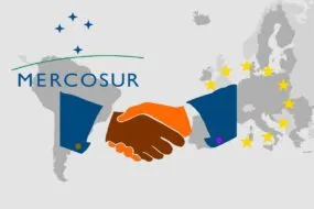 Infographie du mercosur avec le monde et une pognée de main entre les Etats Unis et l'Europe