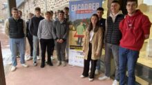 des jeunes étudiants autour d'un panneau "Encadrer, c'est aussi protéger"