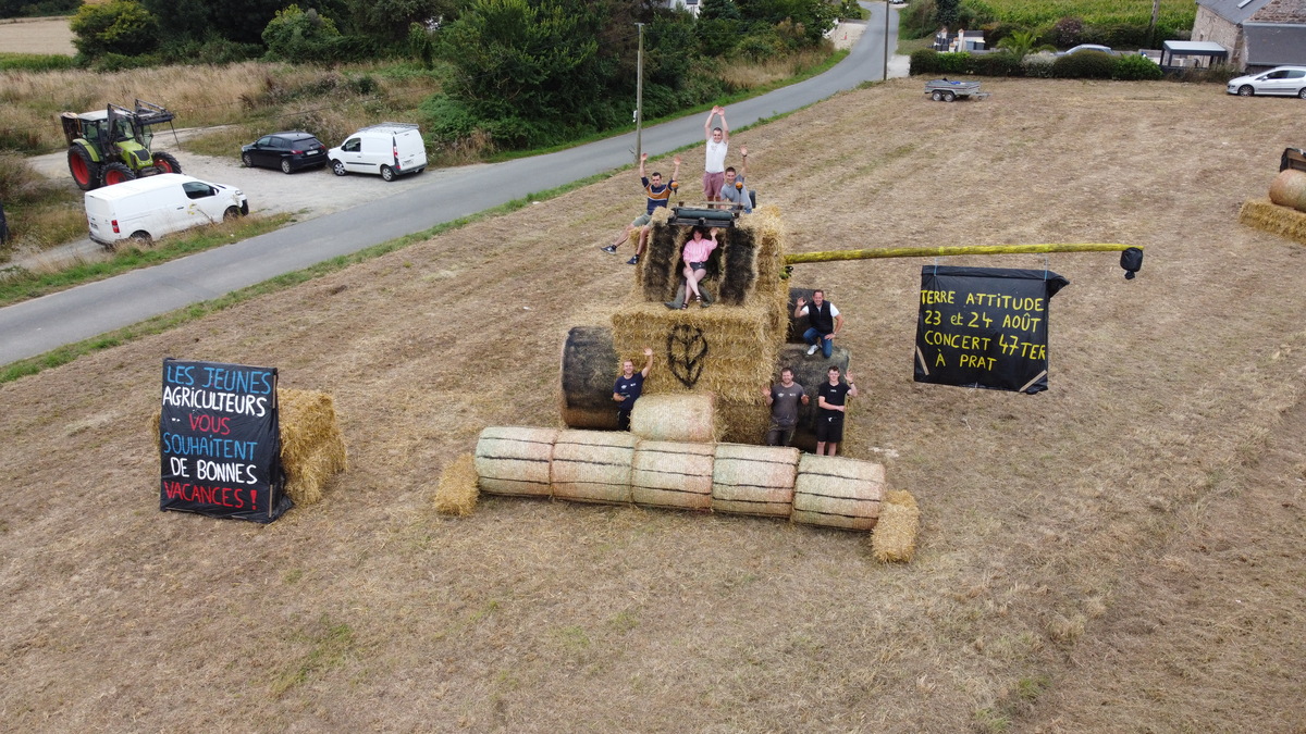 La moissonneuse de paille des JA du canton de Lézardrieux