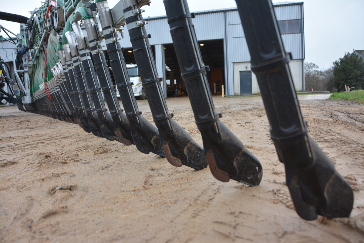 Gros plan sur une rampe à patins d'unr tonne à lisier - Illustration Entreprises de travaux agricoles : Un réseau qui embauche