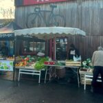 Étal de légumes sur un marché avec des personnes