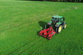 Vue aérienne d'un tracteur au travail dans un champ avec un fissurateur