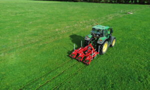 Vue aérienne d'un tracteur au travail dans un champ avec un fissurateur