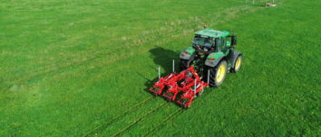 Vue aérienne d'un tracteur au travail dans un champ avec un fissurateur
