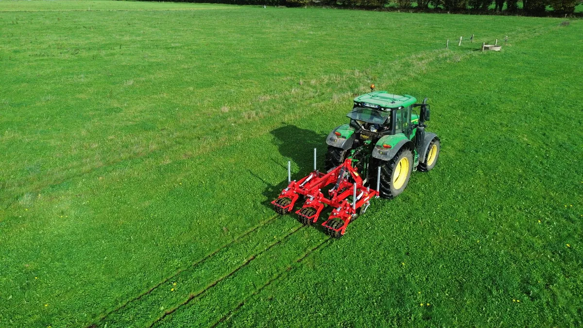 Vue aérienne d'un tracteur au travail dans un champ avec un fissurateur - Illustration Ramener de l’oxygène dans le sol