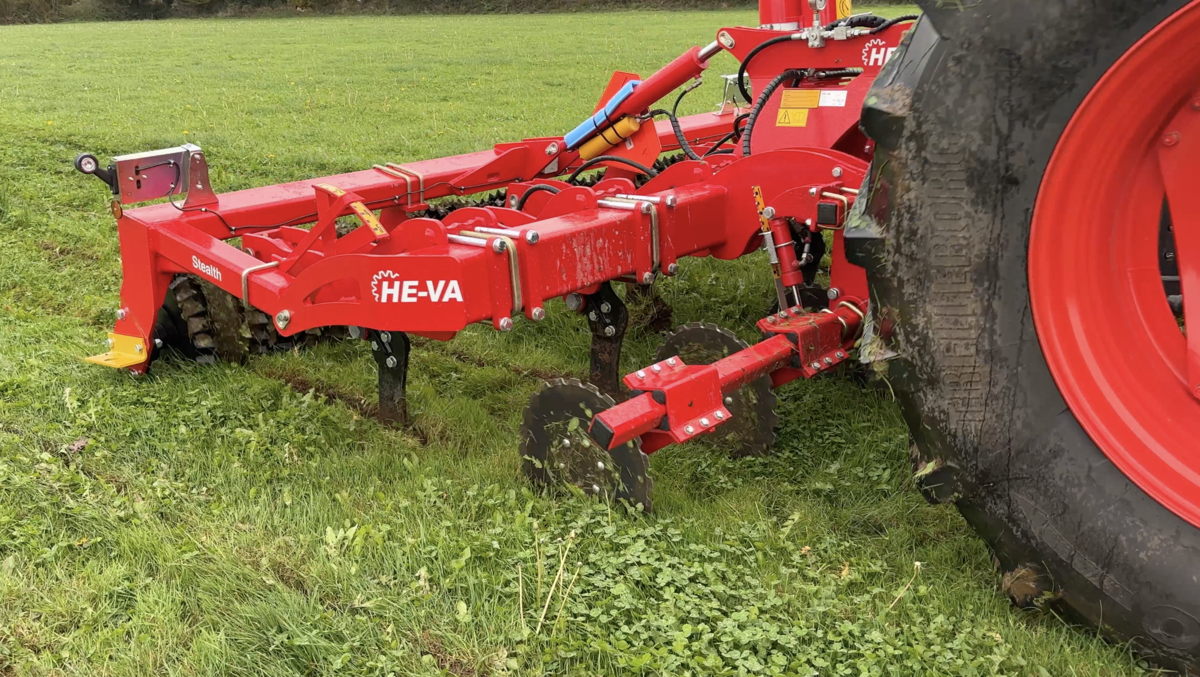Un disque avant ouvre le sol avant le passage de la dent.