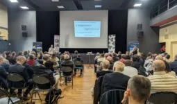 Une assemblée dans une salle devent un grand écran de projection