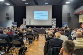 Une assemblée dans une salle devent un grand écran de projection