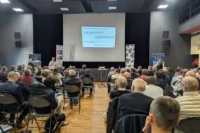 Une assemblée dans une salle devent un grand écran de projection