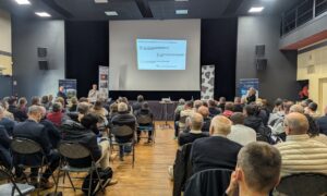 Une assemblée dans une salle devent un grand écran de projection