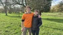Un couple d'agriculteurs dans une prarie