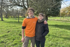 Un couple d'agriculteurs dans une prarie