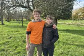 Un couple d'agriculteurs dans une prarie