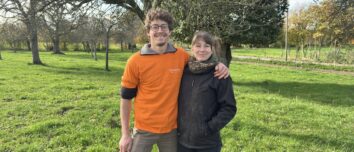 Un couple d'agriculteurs dans une prarie