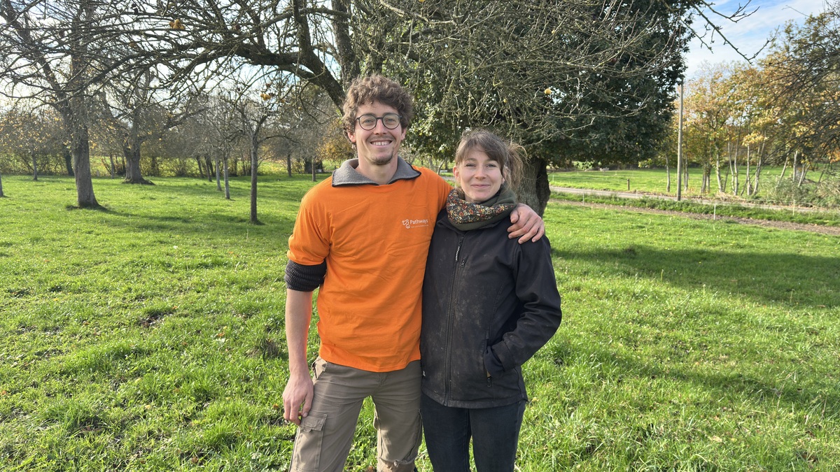 Un couple d'agriculteurs dans une prarie - Illustration « La gestion de l’herbe  est le cœur du système »