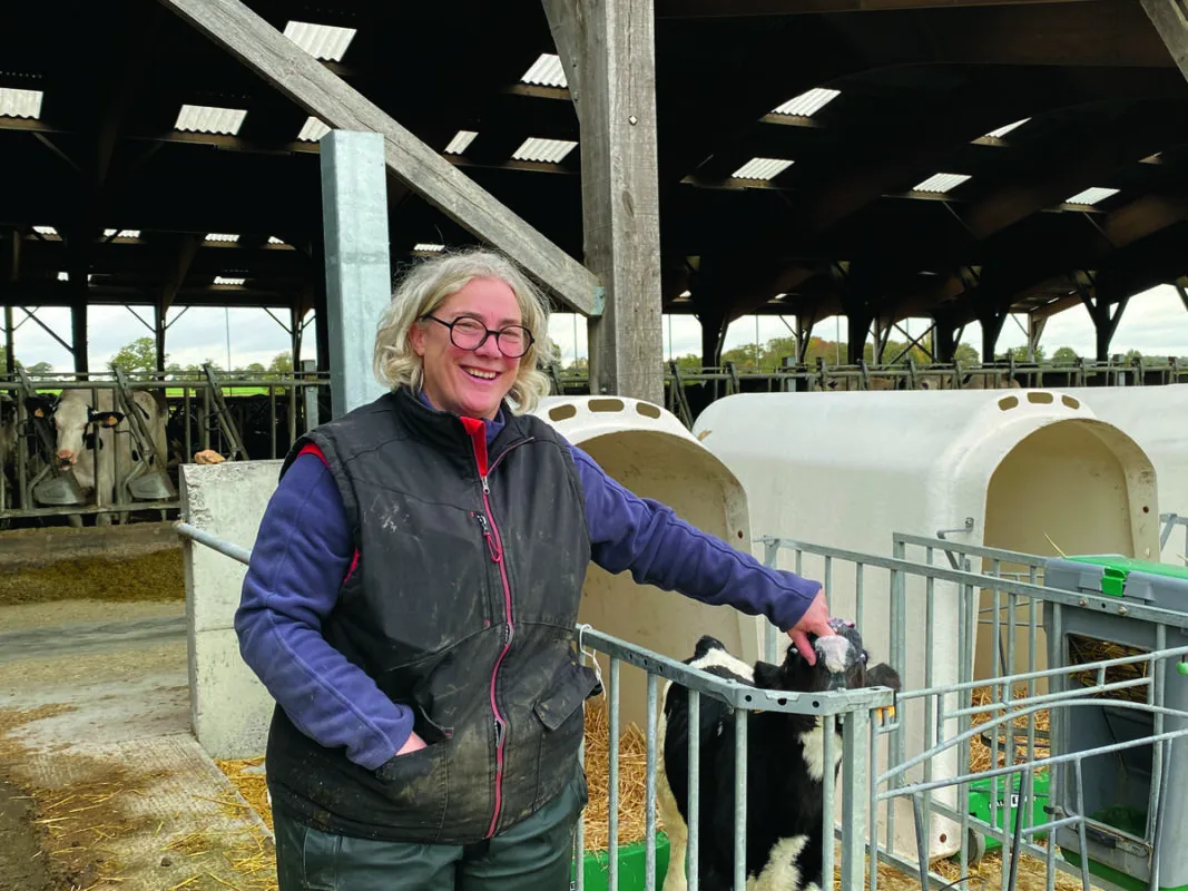 Amélie Courcoul devant les niches extérieures alignées le long du côté est de la stabulation.