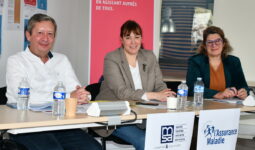 Des personnes assises à un bureau