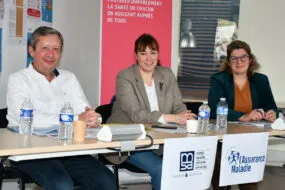 Des personnes assises à un bureau