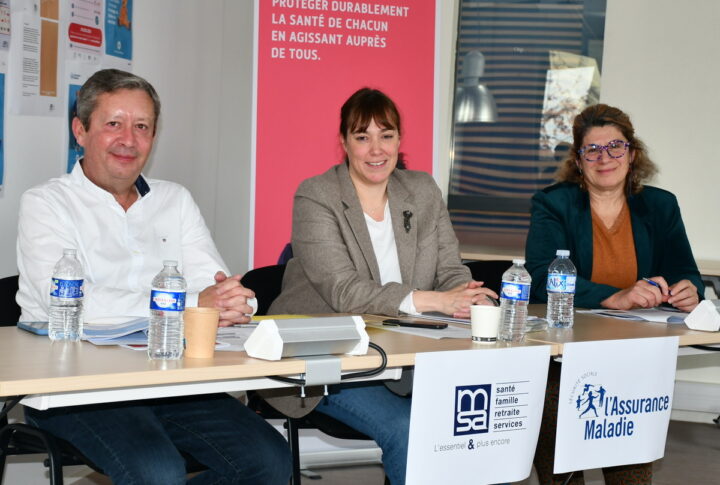 Des personnes assises à un bureau