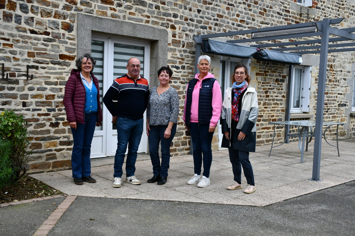 Des personnes devant une maison d'habitation en vieilles pierres - Illustration Modernisation avant la transmission