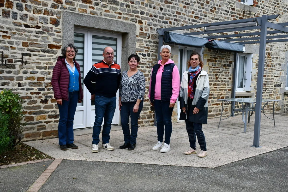 Des personnes devant une maison d'habitation en vieilles pierres - Illustration Modernisation avant la transmission