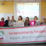 Des femmes derrière une bannière