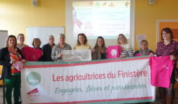 Des femmes derrière une bannière