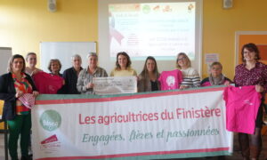 Des femmes derrière une bannière