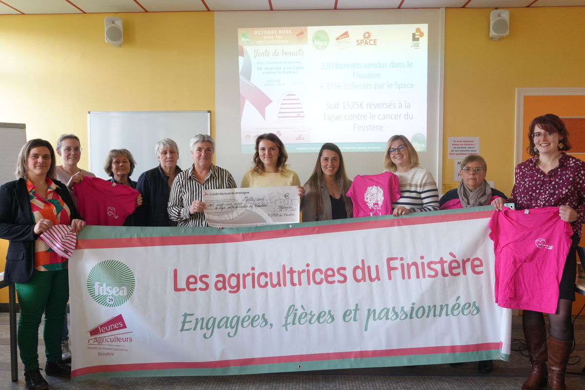 Des femmes derrière une bannière - Illustration Les agricultrices  se mobilisent