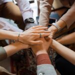 Des mains entrelacées symbolisant la solidarité.