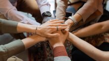 Des mains entrelacées symbolisant la solidarité.