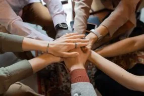 Des mains entrelacées symbolisant la solidarité.