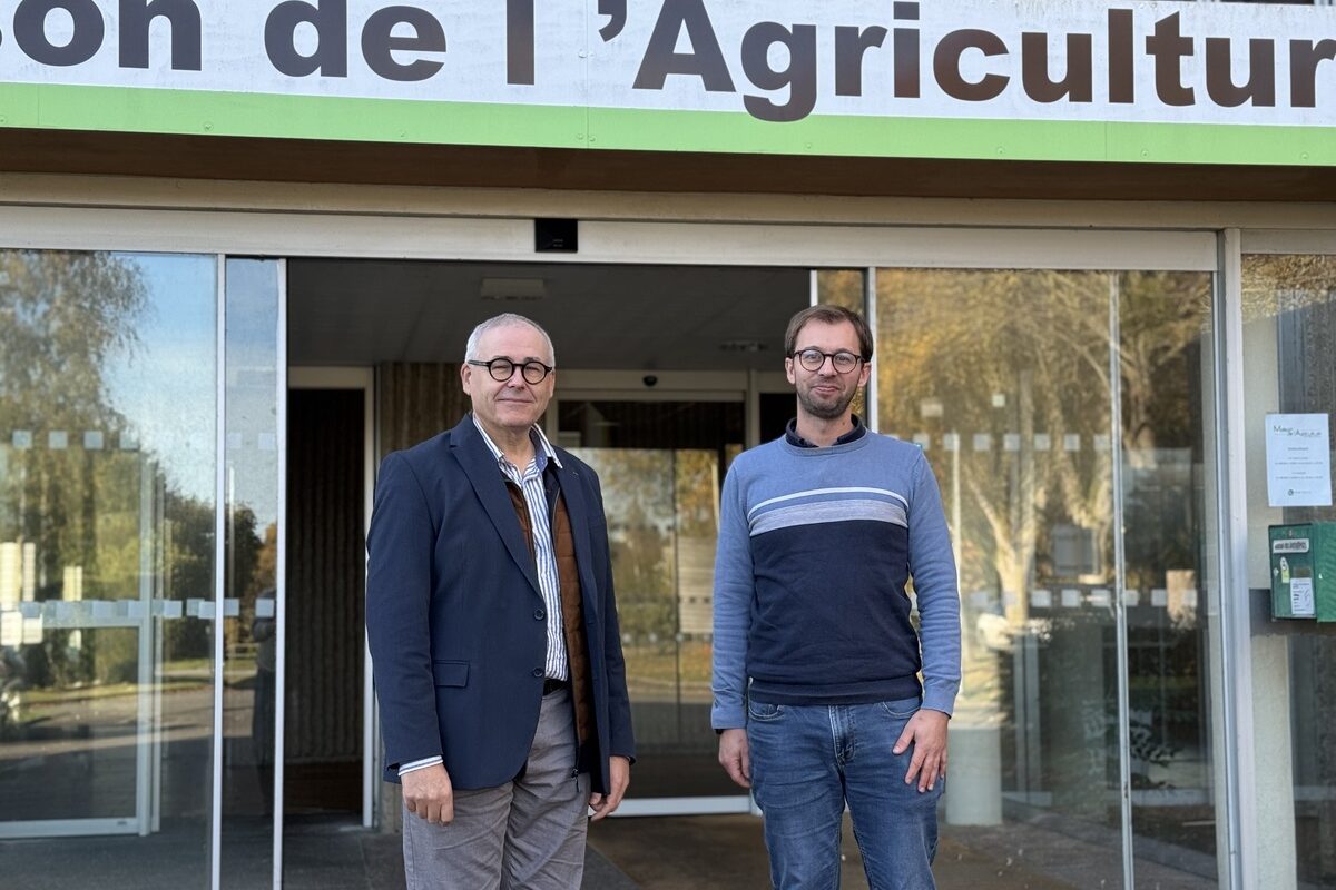 Deux hommes devant le bâtiment d'une chambre d'agriculture - Illustration La transmission, c’est un projet face à une histoire