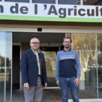 Deux hommes devant le bâtiment d'une chambre d'agriculture