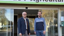 Deux hommes devant le bâtiment d'une chambre d'agriculture