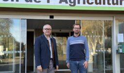 Deux hommes devant le bâtiment d'une chambre d'agriculture