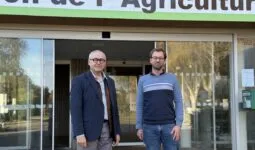 Deux hommes devant le bâtiment d'une chambre d'agriculture