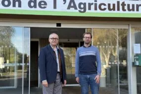 Deux hommes devant le bâtiment d'une chambre d'agriculture